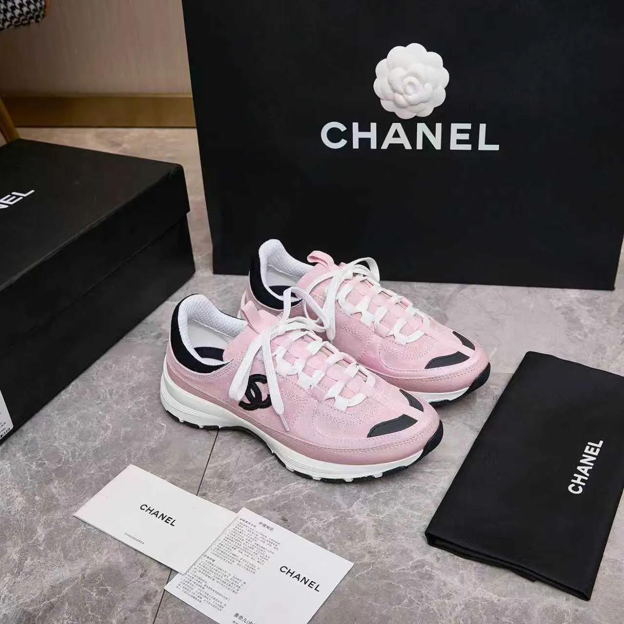 p560 Chanel Chanel - 2025 counter top casual sports shoes This classic design; the upper is embroidered with various techniques; the outsole is fashionable and sporty; the extraordinary inclusion of a variety of color matching elements... The diversified mix and match is very beautiful and versatile, casual, fashionable, sports and outdoor can be taken into account... ꫛꫀꪝ Go➫ Materials: ❶Upper made of: original imported high mercerized cow suede + imported mixed sheepskin ❷The inner lining is made of: original imported breathable mesh ❸Outsole is based on: original TPU combination outsole. Full set of boutique packaging for women 35-41 and men 38-46
